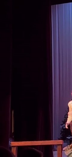 since this trend is going around right now, here’s it on stage! but i think hans was lowkey into it.. #frozen #loveisanopendoor #hansgettingtheick #disney #singing #duet