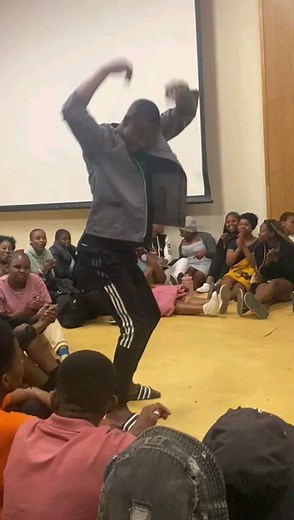 "Wayihlaba iyajikijela" 🔥 #witszulusociety #ingomatuesdays #ingomaisforever | Wits Zulu Society