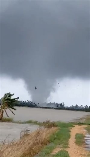 1.1M views · 26K reactions | พายุหมุน บ้านขาว ต.บ้านขาว อ.ระโนด จ.สงขลา เมื่อสักครู ครับ ความเสียหาย หลายหลังคาเรือน | Drama-addict | Facebook