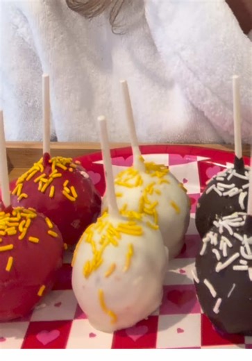 CAKE POPS are the most fun dessert !! I have three types of cake pops, double chocolate, red velvet with white chocolate, and vanilla cake with white chocolate !! My favorite one is the double chocolate !! The chocolate was so thick on these and keeping them cold in the fridge they were hard to bite into !! The cake was was creamy and kept getting stuck to my teeth 😂 cake pops are such a cute and yummy dessert for Valentine’s Day !! You can make them for your kids class or bring them to the off