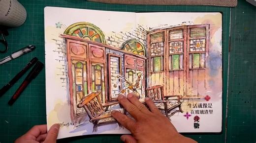 最近畫的這本「A4哈內姆勒全棉水彩本」，是在普吉島亞洲速寫年會攤位買的。 我之前常用的那款A5本子是200g的，優點是乾的快，有利於戶外快速寫生，但基本上不適合用太厚重的顏色 這款有250g而且又是A4尺寸，是品質大提升的版本，要用重彩也沒問題。哈內姆勒的本子對於畫鋼筆線條、顏色渲染，都表現得很好，目前還是我用得最習慣的速寫本，暫時很難被取代。 | Mimi Black