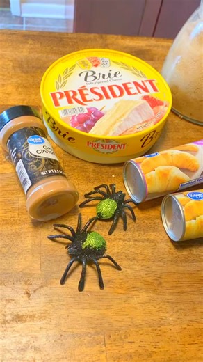 1_#halloweensnacks #easyappetizers #halloweentreats🎃 #halloweenpartyfoods #halloweenfoodchallenge #halloweenfoodideas #briecheeserecipe #briecheese | Benny