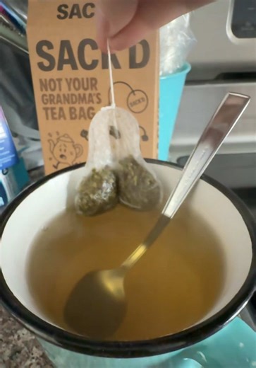 Making tea with with the lil sack. The tea is actually really taste with a great fragrance. #tea #greentea #teabag #sweet #fyp