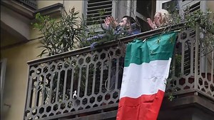 🇮🇹 All over Italy 🇮🇹 ❤️ People applaud Doctors and Nurses from balconies ❤️ 🇮🇹 Join Us & Enjoy Italy 🇮🇹 Sign up on https://italyfoodmagazine.com/newsletter.html | Italy Food Magazine