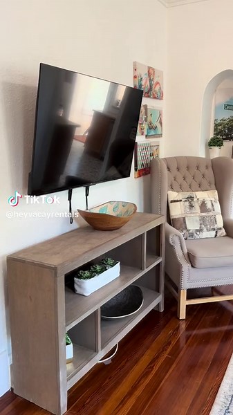 A home away from home 🫶🏼 2 en-suite bedrooms Large dining and living room Fully equipped kitchen 2 outdoor dining & hangout areas #home #travel #downtownstpete #stpete #vacation #vacationflorida #vacationrental #airbnb #floridalife #heyvacayrentals