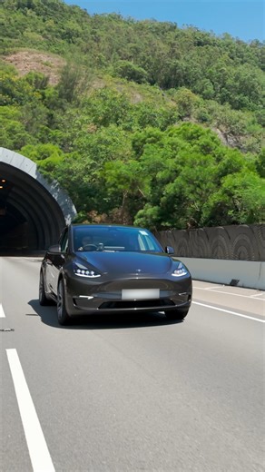 【Tesla Model 3/Y × Alpharex LUXX LED Tail Light - 光影之間，展現未來格調】 專屬於 Tesla Model 3/Y 的純粹電能美學，現在由 Alpharex LUXX 系列尾燈注入全新靈魂。 俐落線條 × 未來感燈光設計，為你的 Model 3/Y 帶來更鮮明的視覺衝擊與科技氛圍。 LUXX 系列專屬設計 3D 立體燈條：紅色尾燈結合獨特光條元素，夜間更加醒目。 全 LED 技術：停車燈、煞車燈、轉向燈全面 LED 化，亮度清晰且高效。 序列式轉向燈：流動式光效，讓車尾展現動態與未來感。 高品質製作：Polycarbonate 鏡面 精緻細節處理，耐用且時尚。 適用於 2017–2022 年 Tesla Model 3，簡單安裝，提升電動車的格調與存在感。 未來光影，盡在掌握。 【Tesla Model 3 × Alpharex LUXX LED Tail Light – Redefining Future in Light and Shadow】 The pure design of the Tesla Model 3 now gai