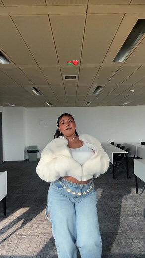 Le son est mal chic 😻mais je ne sais pas danser 😂🙏🏾#burkinatiktok🇧🇫🇧🇫🇧🇫❤️ #turquie🇹🇷 #musicburkinabe🇧🇫🇧🇫 @BLACKY LAMELO