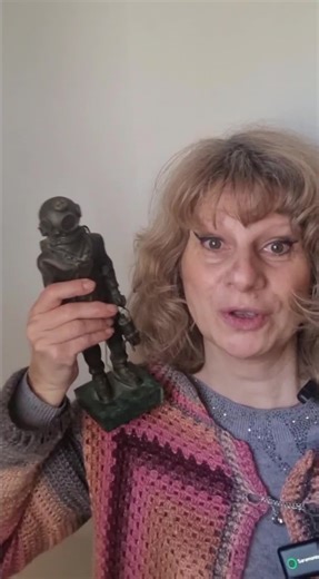 Pourquoi les scaphandrier sont également nommés les pieds lourds ? Ce scaphandre inventé en1837 par Augustus SIEBE comporte des chaussures lestées : Le plongeur porte, entre autres, des chaussures en cuir lestées de plomb pour rester au fond de l’eau ! C’est pourquoi les scaphandriers qui portaient ce type de chaussures de scaphandre a été baptisés « pieds-lourds » Je me suis procuré une de ces chaussures pour vous montrer son aspect massif. #scaphandrier #navigation plongée #createurdecontenu C