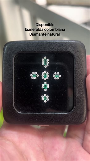 Lote Exclusivo: Proyecto Cruz en Esmeralda Colombiana y Diamantes 💎🍀 Cuerpo: Crea una pieza única con este set de gemas seleccionadas. Incluye una esmeralda central de color intenso y diamantes de excelente brillo, perfectos para un diseño de cruz de alta joyería. ¡La calidad que solo el origen colombiano puede ofrecer! Call to Action: 📩 Info al DM o Link en la bio. #EsmeraldasColombianas #Diamantes #JoyeriaFina #LoteDeGemas #LuxuryJewelry