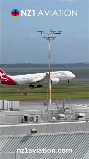 Qantas B787-9 Departing AKL Airport