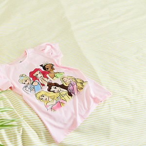 Vos enfants vont adorer s'habiller le matin avec des vêtements à l'effigie de leurs personnages Disney préférés ! Voir la collection : https://bit.ly/3fJLIAo | Disney Store