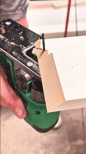 How to install a corner baseboard?