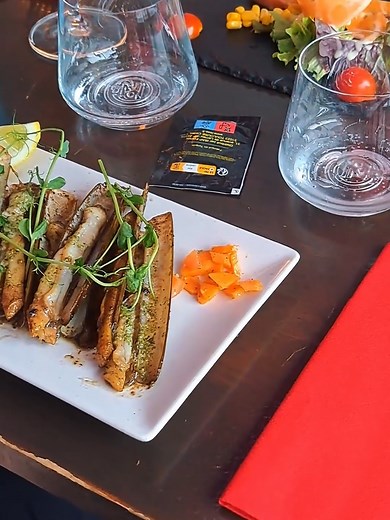 Vue imprenable sur le port de Marseillan Ville ♥️, un bistro & bar à vins qui ouvre de 9h à 23h pour chill sous la pergola chauffée en hiver pour le latté ou le dîner. #bistro #marseillan #agde #herault #southfrance