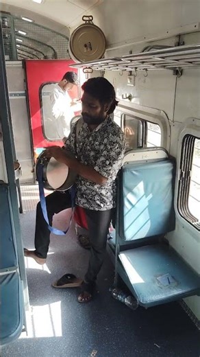 India’s Hidden Singing Talent in Train 🚆🎵 #shortsviral #shorts #ytshorts