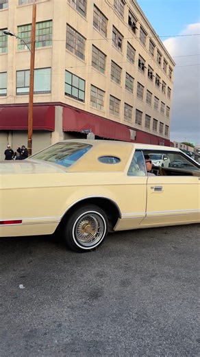 Lincoln LOWRIDER DANCING in Downtown Los Angeles! 👏 | Skid Society