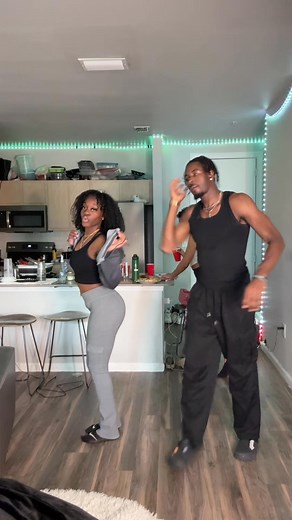 acting like she cant hold me up, get ya weight up🤣🔥🔥 | Toom