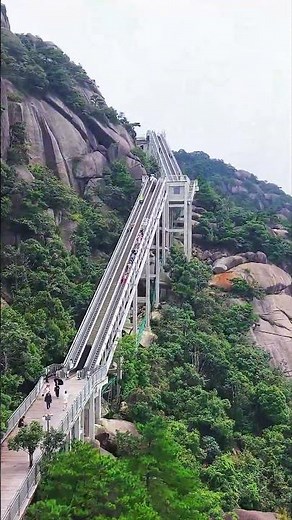 కొండను ఎక్కడానికి ఇంత పెద్ద ఎస్కలేటర్ ఉంటుందా? World’s longest mountain escalator