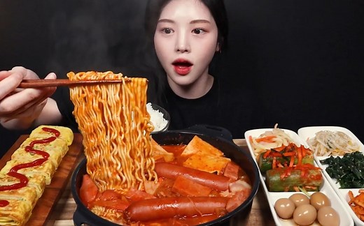 【BOKI】中字 满满的火腿、香肠、培根部队锅吃播！搭配拉面和米饭