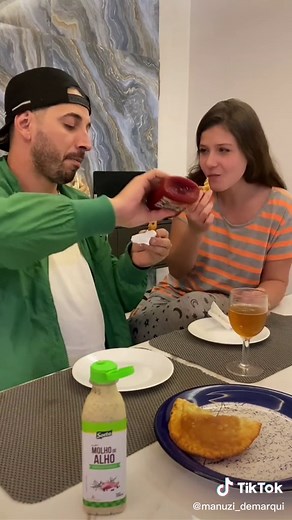 Manu Demarqui - Dividindo um Pastel!