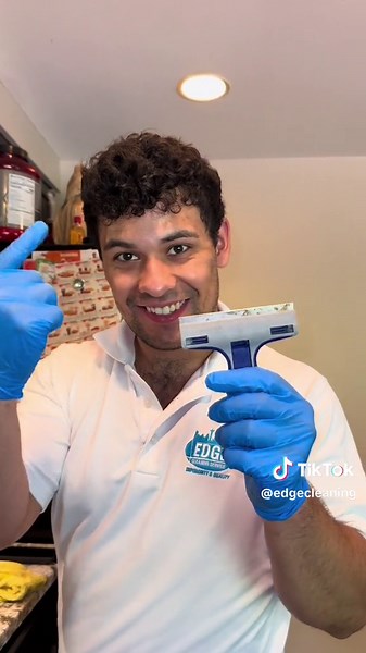 Today I will show you a tool that makes wonders when cleaning: The razor balde 🤓👌🏼 #cleaningtiktok #kitchencleaning #stovecleaning