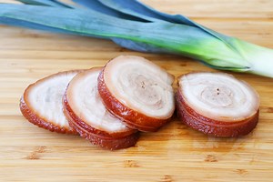 Japanese Rolled Chashu Recipe! Printable Recipe: https://cicili.tv/japanese-rolled-chashu-recipe/ For the pork belly: 4 pounds pork belly 2 tablespoons vegetable oil For the sauce: 3 cups water 1/2 cup soy sauce 1/2 cup sake 1/2 cup mirin 1/4 cup sugar 1 stalk leek 6 slices ginger 6 garlic cloves | CiCi Li