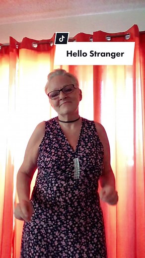 Elizabeth Gari Sings 'Hello Stranger' Cover by Barbara Lewis