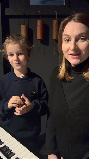 Ir dar viena autorinė daina šį gruodį🥳! GEROJI MOČIUTĖ🤍! Daina su visa istorija ir paslaptimi iki paskutinės akimirkos🥰! Kartą Vincas atėjęs į pamoką tvirtai pareiškė, kad per Kalėdų šventę nori dainuoti autorinę dainą Močiutei🙂. Čiupom lapą, užsirašėm visus Močiutės pomėgius, stiprumus, silpnybes ir milžinišką meilę anūkams, už kurią Vincas ir norėjo padėkoti daina💙. Dainą nuo Močiutės slėpėm iki pat vakarykščio Kalėdinio koncerto. Vakar mačiau vieną gražiausių Kalėdinių stebuklų Močiutės 