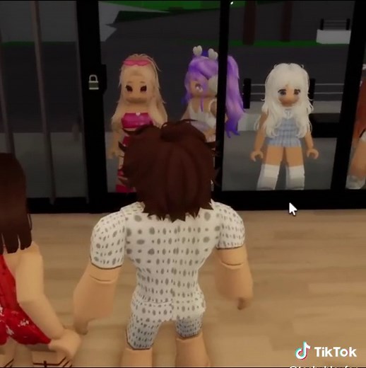 Techy's Mom Visits Brookhaven… (Roblox)_02