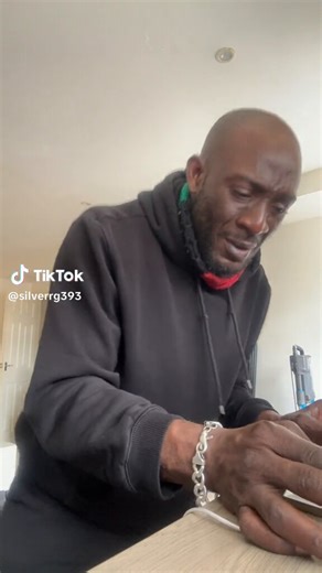 Still admiring my new phone. Btw @PhoneExpressKe has amazing customer service. Walinipea a very pretty phone case for free 😍