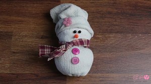 621 reactions · 502 shares | HOW TO MAKE...a snowman from a sock Check out this super cute, no-sew, snowman! | HowDoesShe | Facebook