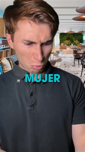 Jessica Alba no solo construyó una marca “clean”, también enfrentó polémicas temprano. En 2015, The Wall Street Journal cuestionó si algunos productos de The Honest Company realmente cumplían con lo que prometían en sus etiquetas, golpeando la confianza justo cuando la empresa estaba creciendo rápido 🧼📰 Años después, el modelo de negocio también cambió. Honest decidió cerrar su app y frenar las ventas directas al consumidor, apostando casi todo a vender a través de grandes retailers, lo que re