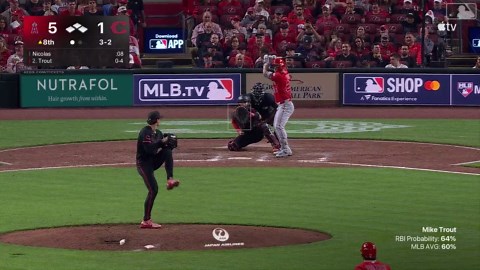 Mike Trout impulsa tras base por bolas