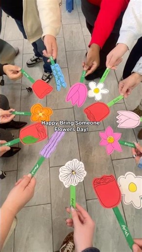 A #surprise for our #office! 💐 Try this quick #cardboardcraft and make someone’s day #flowers