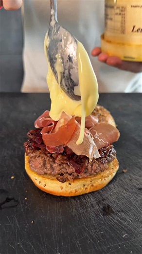 ÉPISODE 4 : BURGER AU MONT D’OR 🍔 • 2 steaks hachés (10 % MG) • 3 oignons rouges • 30 g de beurre • 1 c. à s. de cassonade • 1 c. à s. de vinaigre balsamique (blanc ou noir) • 2 c. à s. de moutarde de Dijon • 2 c. à s. de miel • 1 c. à s. de moutarde à l’ancienne • Quelques gouttes de piment • 1 Mont d’Or fondu • 2 pains burger aux céréales • Oignons frits • 2 tranches de jambon cru (truffé si possible) #cuisine #recette #recettesimple #montdor #cheese | alex.cook.paris