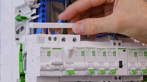 85 reactions | Cette vidéo vous explique, étape par étape, comment installer un parafoudre dans un coffret électrique Resi9. Disponible à la Compagnie Madecasse, située à : -Antananarivo : BP 567 Route des Hydrocarbures - com.elec@madecasse.mg - 032 11 044 23 -Tamatave : Boulevard de l'OUA - Anjoma - 032 11 043 47. | Madecasse Madagascar | Facebook