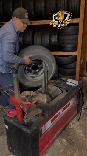 Reyes Tire Shop on Instagram: "Cambiando llanta en máquina 4050A For all your tires need / Para llantas y rines que ocupes somos tu mejor opción 🫡 📍8828 winter gardens Blvd lakeside ca 92040 #reyestireshop #llanteroenusa #sigueme #compachiquilin #nevergiveup trending tegnologia trabajando padelante llantasnuevas california sandiego triunfando newtire noterindas tireshop fuerte algobien technology compachiquilin trendingreels viralreelsfacebook compachiquilin videosvirales Wow likeforlikes sigu