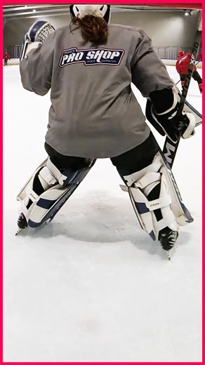 « On m’a déjà fait sentir, même dans le vestiaire, que ma place c’est dans la cuisine... » Margaux Mameri est la gardienne de l’équipe de France de hockey sur glace et sera aux JO d’hiver de Milan-Cortina ! Faute de championnat féminin assez développé, elle s’entraîne et joue au quotidien avec les hommes. Elle impose son gabarit face aux clichés sexistes et prouve que sa légitimité se gagne sur la glace, et sûrement pas en fonction du genre. | Simone Media