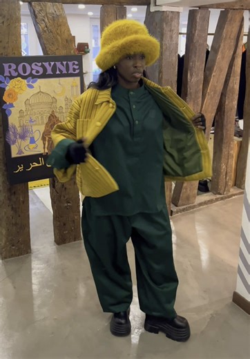 Chez ROSYNE Club, chaque essayage raconte une histoire. Les femmes et les hommes viennent découvrir, essayer, comprendre l’univers, la coupe, le détail. On prend le temps d’expliquer, d’accompagner, de conseiller. C’est ce moment-là qui fait la différence, celui où l’on voit dans le regard que la pièce a trouvé sa place. Ici, ce n’est pas seulement une boutique : c’est un lieu de rencontre entre le style, la personnalité et la confiance. N’hésitez pas à passer nous voir, à essayer, à ressentir. 