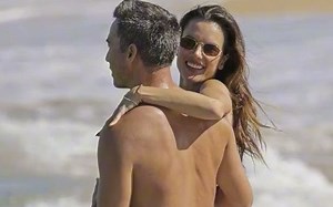 40岁超模AA和57岁亚裔男模夏威夷甜蜜，腹肌都耀眼，感情越发真挚