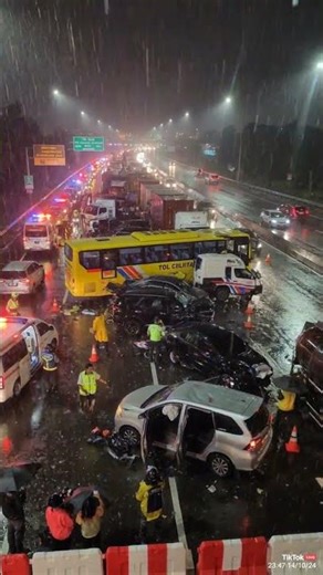 🚗 TABRAKAN BERUNTUN GILA DI TOL SAAT HUJAN DERAS!