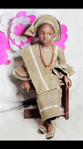 WHAT IS AṢO̩ OKE? Aṣọ oke is a wonderfully vibrant, hand-loomed, hand-woven cloth which originates from Western Nigeria that translates to "high-status cloth" or cloth from the hinterland in English. It's a prestigious fabric that originated with the Yoruba people in the 15th century, and is believed to have originated in the town of Iṣẹyin in Ọyọ State. The cloth is typically made from cotton, but can also be made from natural fibers like palm and silk, or synthetic fibers and pigments. Aṣọ oke