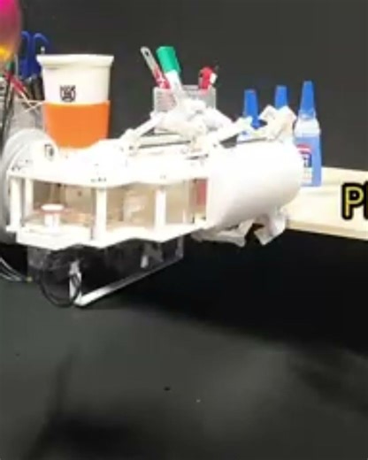 A Robot Gripper That Picks Up Several Items at Once