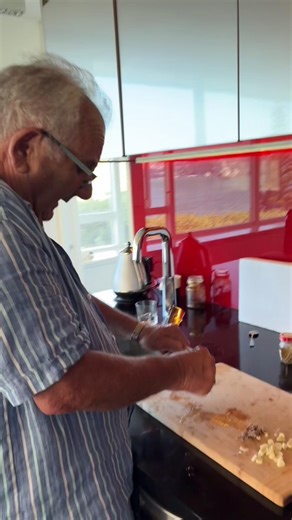 Tony's crayfish pasta recipe is so good he couldn't even wait for everyone to sit down before he got stuck in. Yum. Made with fresh crayfish tails, available at Wellington Seamarket. Delizioso 🤌 #WellingtonNZ #familyowned #italianowned #seafood #seafoodrecipes | Wellington Seamarket