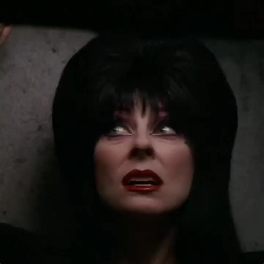 Elvira Haunted Hills: Una Noche de Terror y Comedia