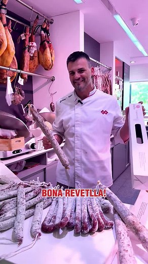 Carnisseria Colom Vila on Instagram: "Ara sí que sí. Mireu, mireu quina llonganissa, per fer-vos el xulo de veritat, però amb ‘carinyo’ eh... 😉 😍 Doncs no us hem de dir res més! Bé, sí... que penseu a comprar el millor pa i un bon oli d’oliva verge extra. I que tampoc us podeu descuidar la somaia, el fuet, el bull, la botifarra d’ou... tots els embotits tradicionals i artesans per fer un sopar de luxe! I que vingueu al Mercat Municipal de Manlleu! 📞 Ep! I si no us voleu quedar sense, podeu fe