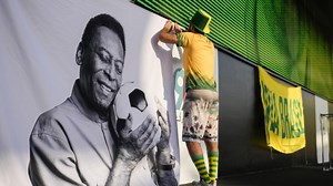Pelé Nears 1 Month in Hospital With No Sign of Improvement