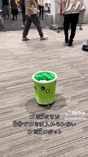 ゴミ箱だけど自分でゴミは入れられないゴミ箱ロボット。思わずゴミを拾ってあげたくなる雰囲気を醸し出してる。さすが弱いロボット。 「モコ語」はニコボの原型かな？ #弱いロボット展 #日本未来科学館 #ICDLBO