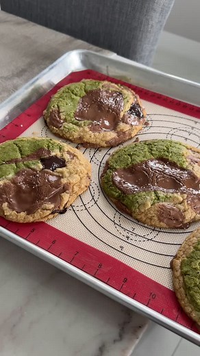 Lena on Instagram: "MATCHA CHOCOLATE CHIP COOKIES 🍪 🍵 The best of both worlds! RECIPE: cookies: 3/4 cup unsalted butter, browned 1 cup brown sugar 1/2 cup white sugar 1 tbsp vanilla extract 2 eggs 1/2 tsp baking powder 1/2 tsp baking soda 1 tbsp cornstarch 2 cups bread flour 1 cup milk chocolate chips 1/2 cup semi sweet chocolate chips 1 bar of chocolate (to add chunks on top) Large blocks of milk chocolate to place on top (optional) 1-2tbsp ceremonial matcha Preheat oven to 350 F (I use conve