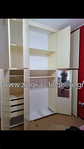 Μια παλιά ντουλάπα αντικαταστάθηκε με μια σύγχρονη συρόμενη κατασκευή, σχεδιασμένη και υλοποιημένη από την αρχή με ποιοτικά υλικά, σωστή εφαρμογή και λειτουργικότητα. Η διαφορά στο πριν και το μετά είναι ξεκάθαρη – και το αποτέλεσμα μιλάει από μόνο του. Αυτή είναι η δουλειά που αγαπώ και σε κάθε έργο μου φροντίζω να συνδυάζω αισθητική, πρακτικότητα και διάρκεια στον χρόνο. | Επιπλα Κουζινας &Ντουλάπας Ζιωγκας.