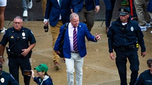 Brian Kelly's halftime speech: 'You're gonna play the right way, or you're not gonna play'